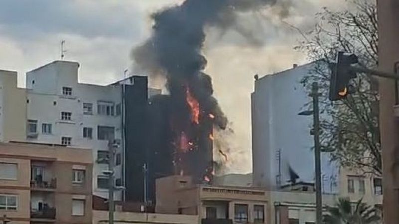 Incendio en Castellón: los bomberos indican que algunas viviendas están por revisar - La tarde en 24h | Ver
