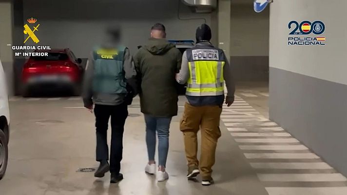 Telediario 2 - Cae una banda que traficaba con armas de guerra y tenía una galería de tiro subterránea en Granada