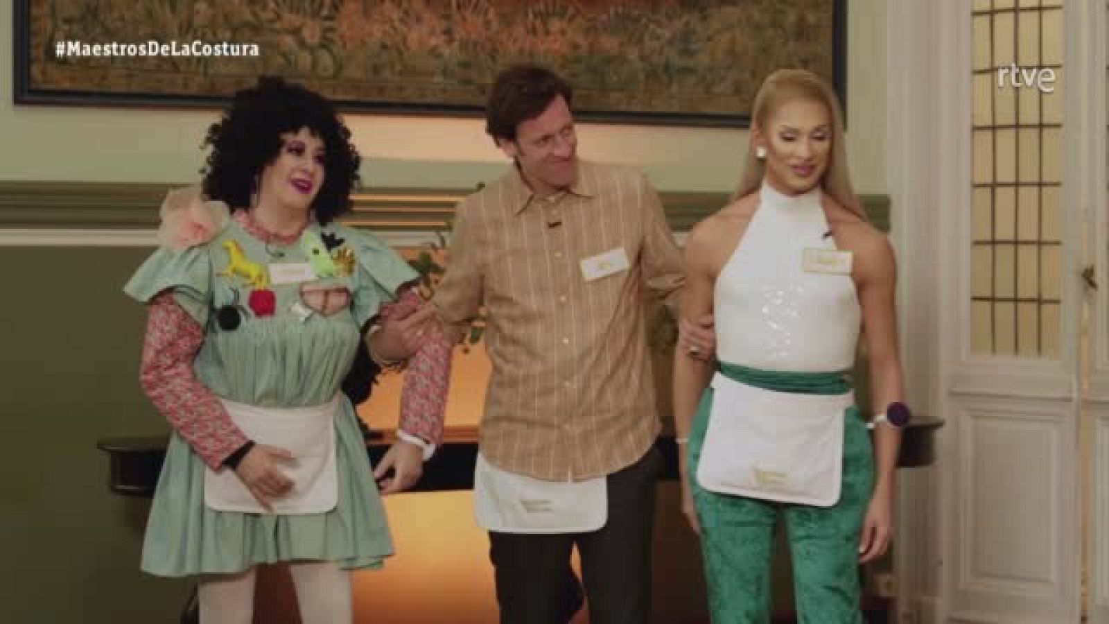 Carmen Farala recibe su bata de duelista de Maestros de la Costura Celebrity - Maestros de la costura Celebrity | Ver