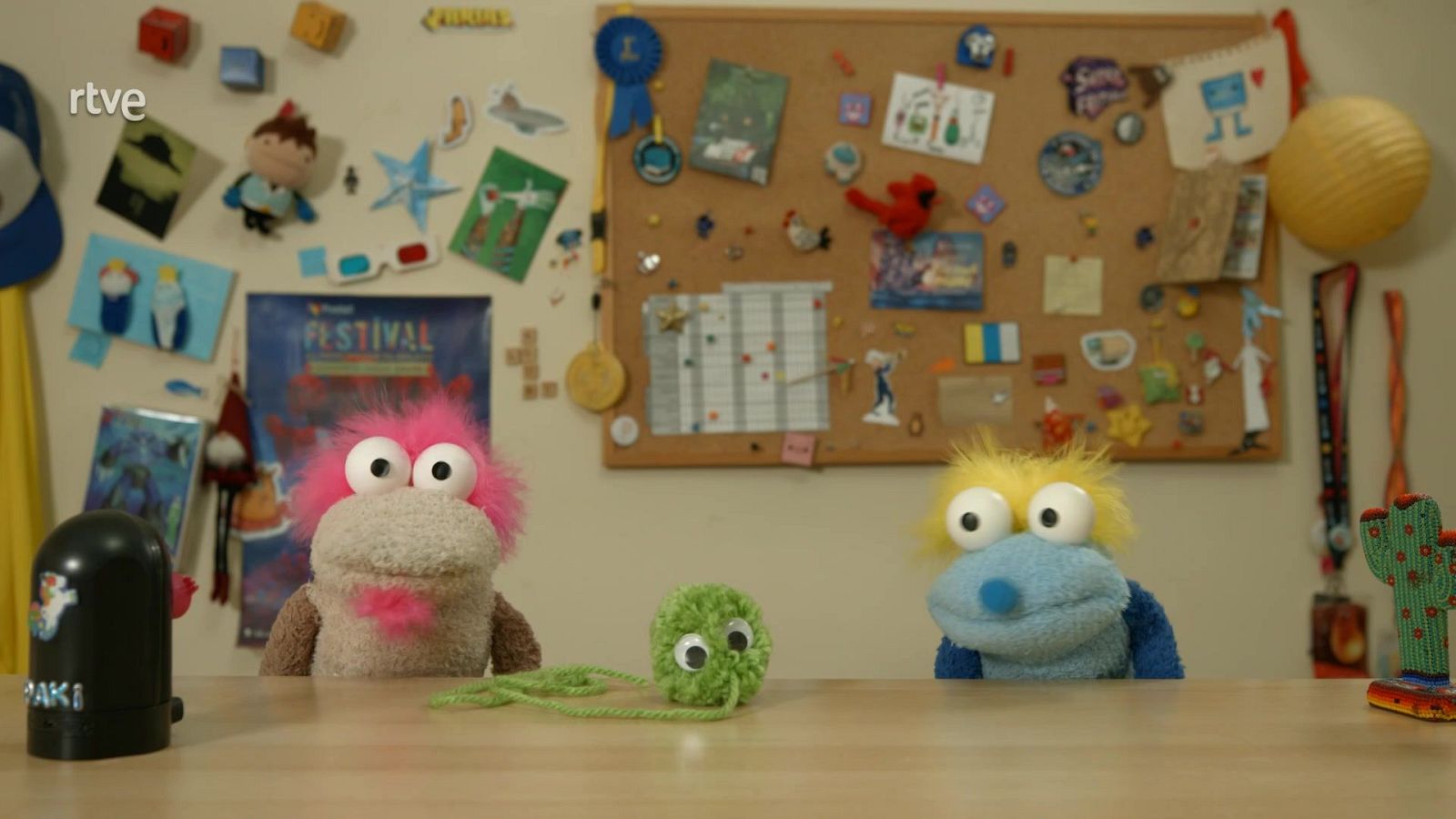 Pompón de lana Bicho pelosito con ojos - Agus & Lui: Churros y Crafts | Ver