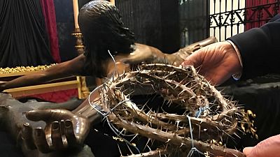 Ramn Ravassa lleva 38 aos colocando la corona de espinas al Cristo de Mena en Mlaga