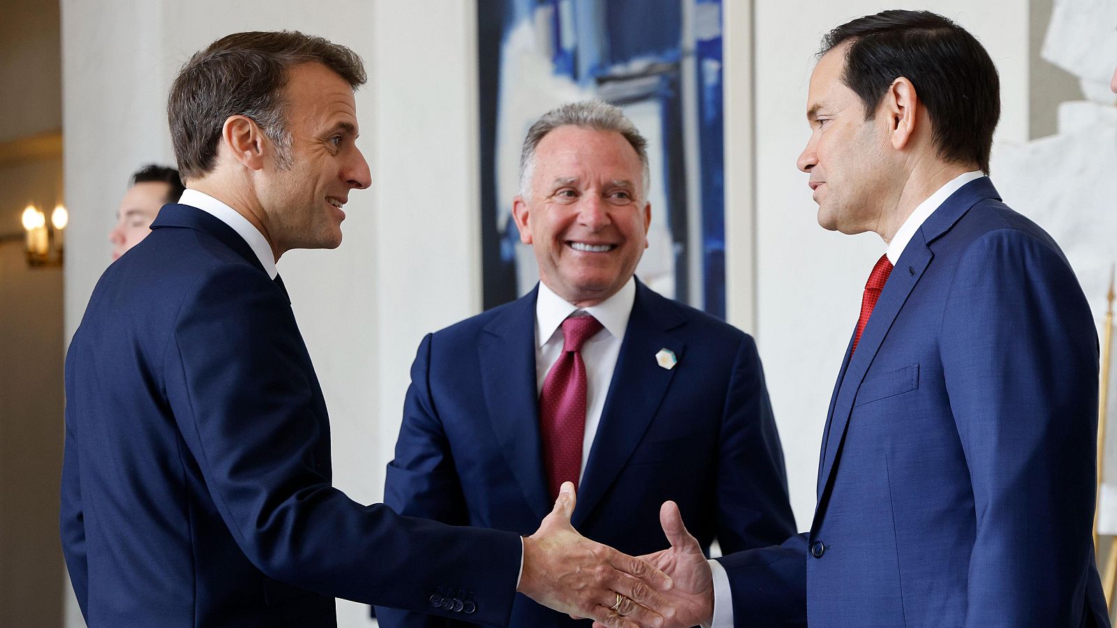 Marco Rubio se reúne con Macron en París para impulsar las negociaciones de paz en Ucrania - Informativo 24h | Ver