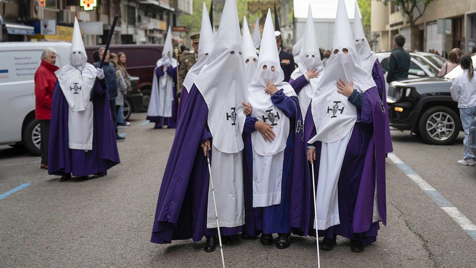 Cuatro cofrades ciegas participan por primera vez en una procesión en Santander - La tarde en 24h | Ver