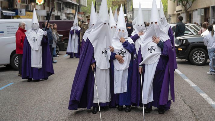 La tarde en 24h - Cuatro cofrades ciegas participan por primera vez en una procesión en Santander