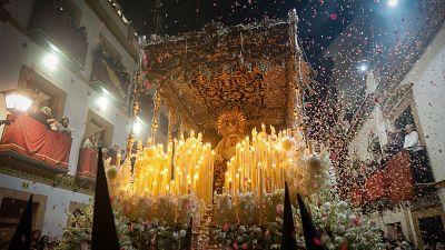 Sevilla celebra su Madrug con ms de 15.000 nazarenos