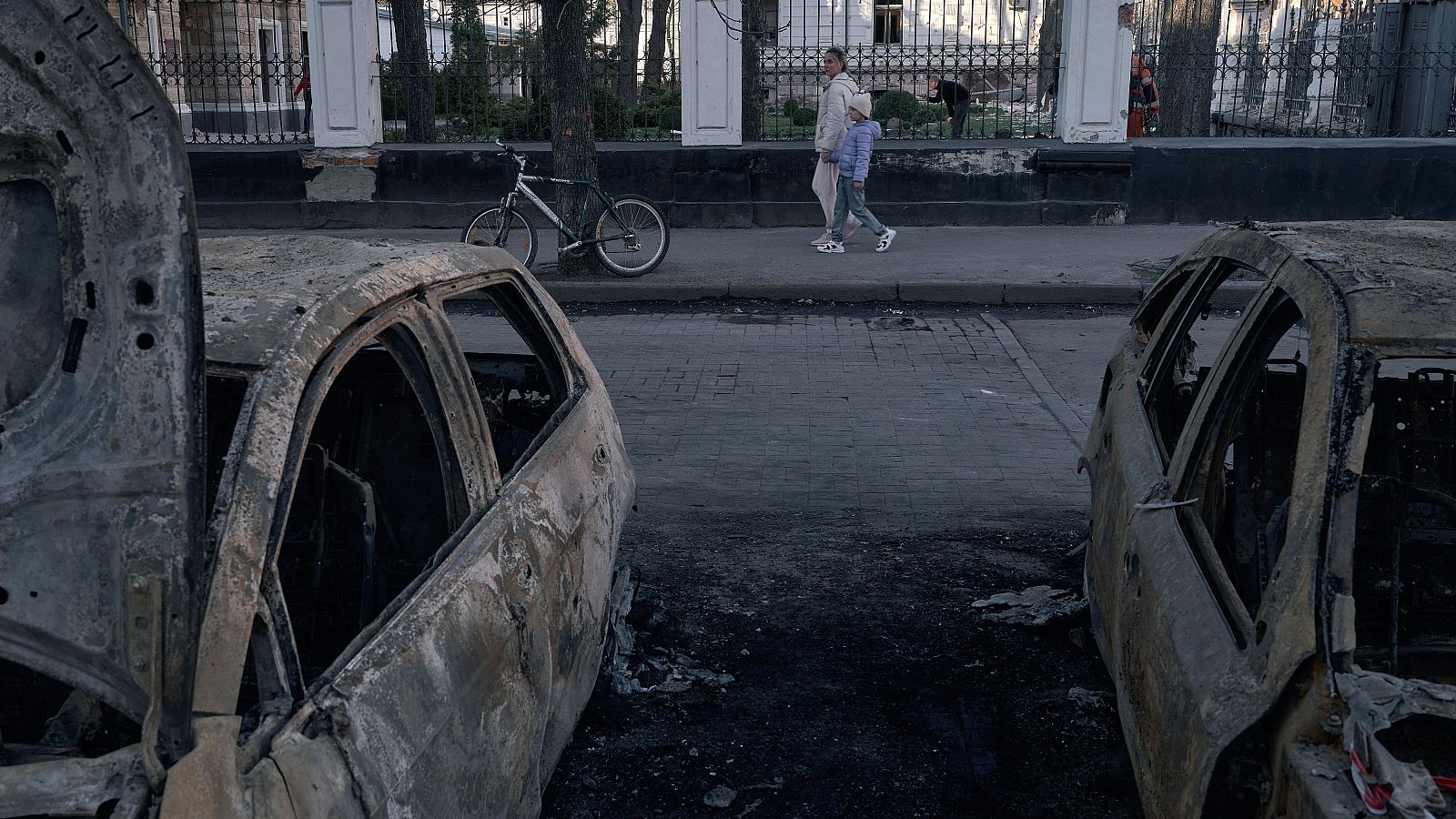 Rusia bombardea viviendas en la ciudad ucraniana de Járkov - Informativo 24h | Ver