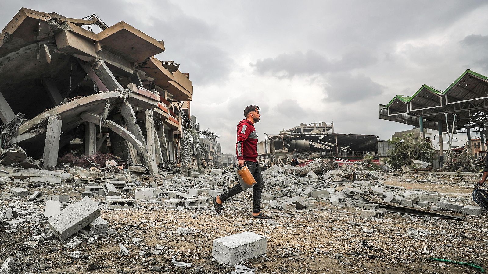 Unas 4.000 bombas sin explotar bajo los escombros amenazan la reconstrucción en Gaza - Telediario 1 | Ver