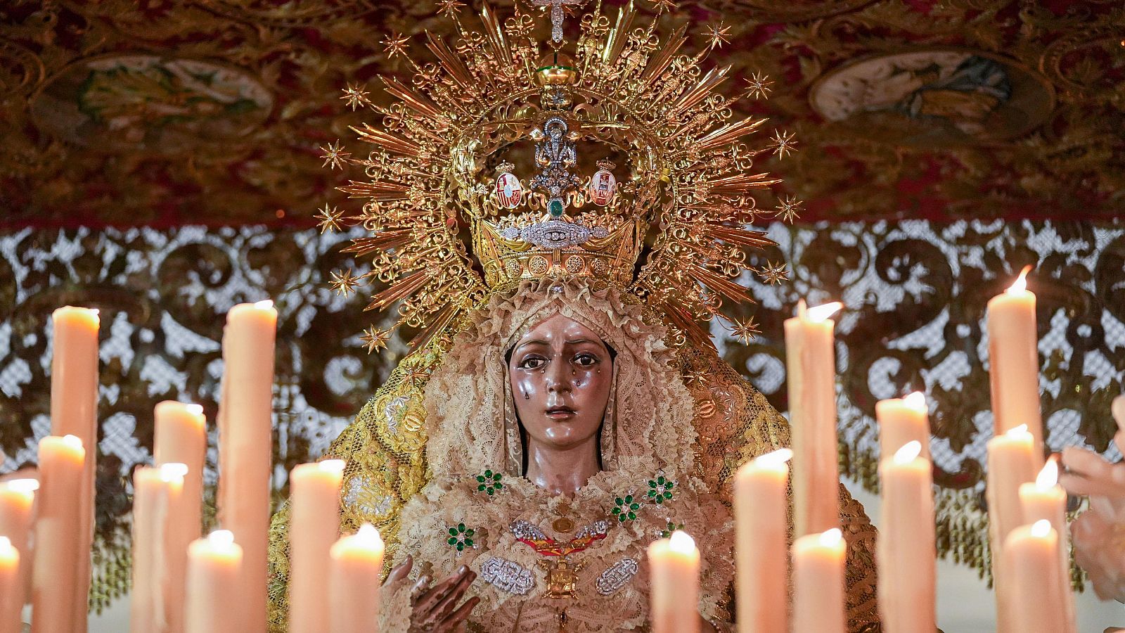 Vuelve la Madrugá a la Semana Santa de Sevilla después de un 2024 pasado por agua - Telediario 1 | Ver