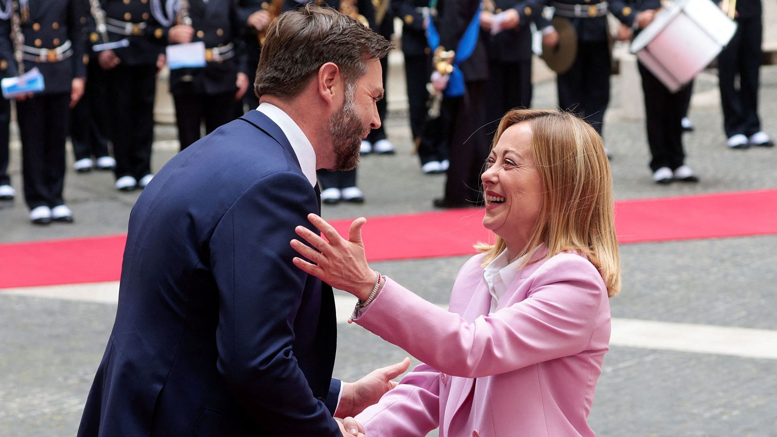 Meloni se reúne con Vance y Trump en solo dos días - Telediario 2 | Ver