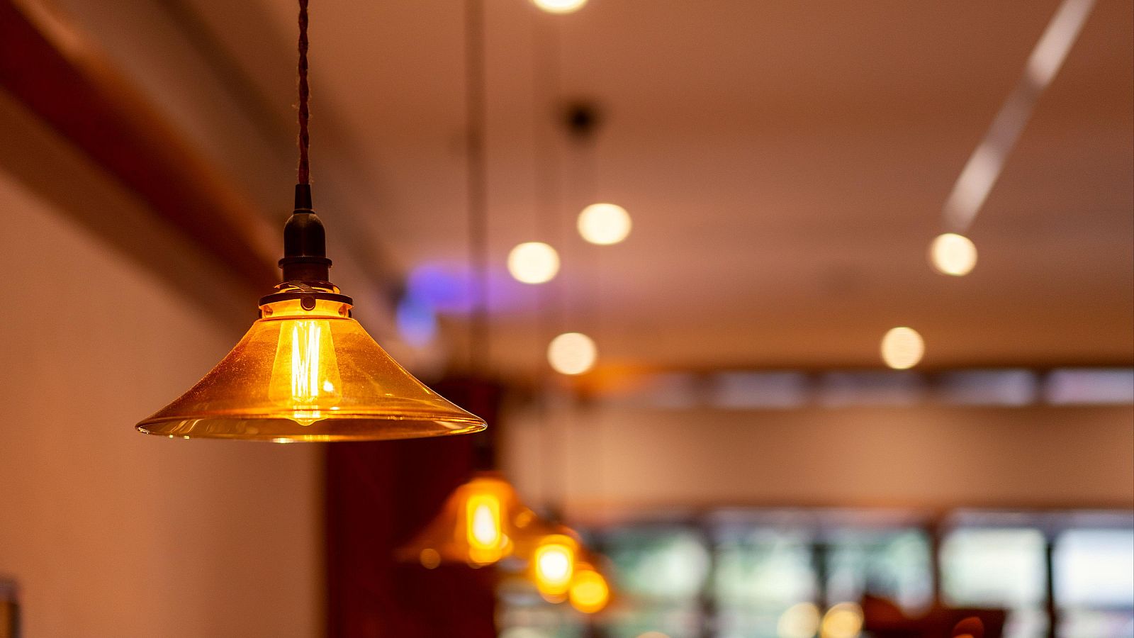 La luz cae a niveles mínimos en Semana Santa por la elevada aportación de las renovables - Telediario 2 | Ver