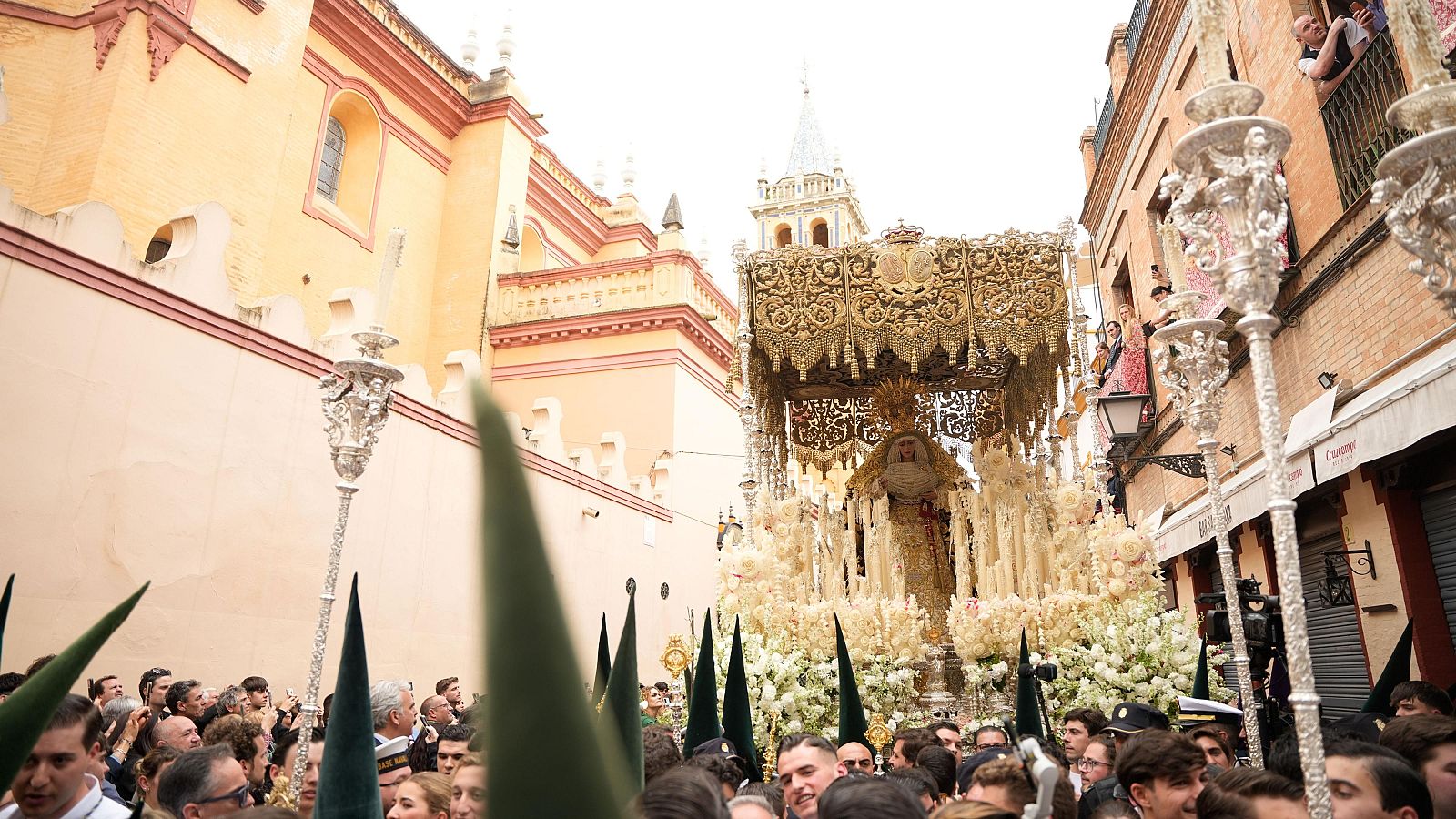 Viernes Santo de procesiones en Andalucía - Telediario 2 | Ver