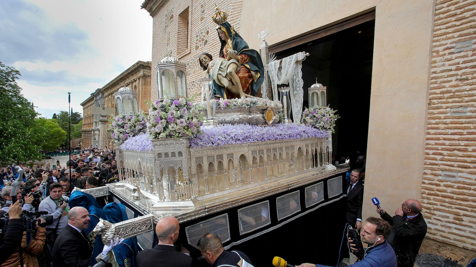 Miles de fieles celebran en España el Sábado Santo | Ver