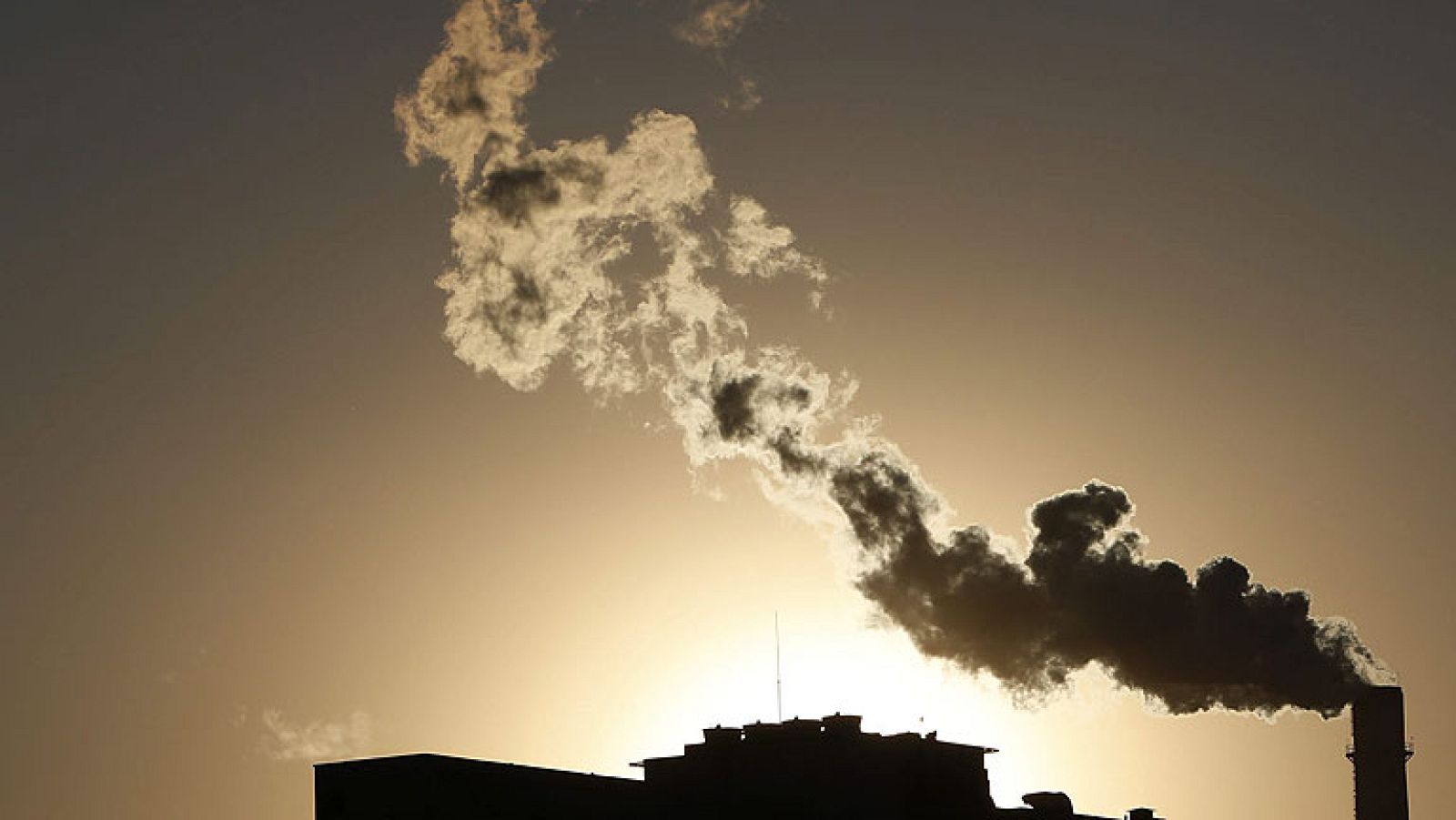 El uso de chimeneas y estufas de leña causan un problema de contaminación en Atenas