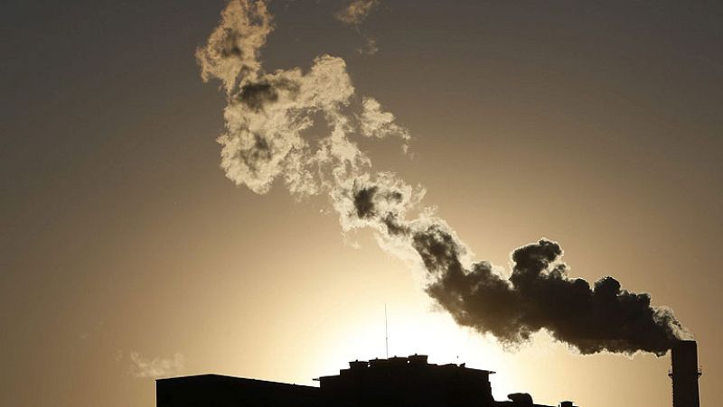 El uso de chimeneas y estufas de leña causan un problema de contaminación en Atenas