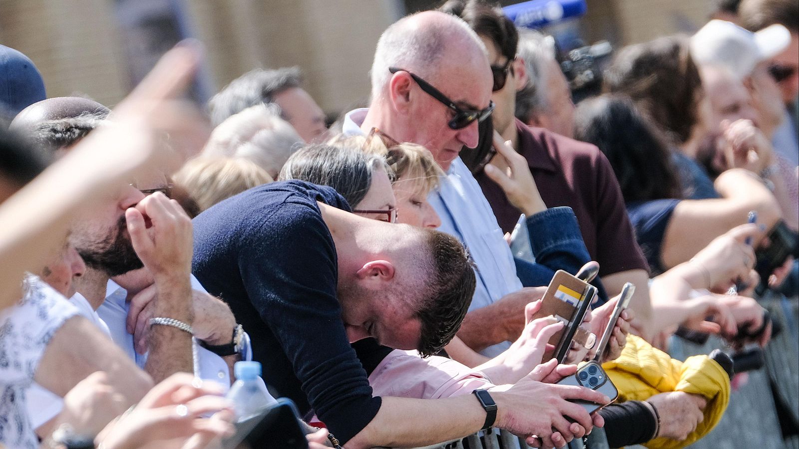 Fieles y curiosos se congregan en el Vaticano tras la muerte del Papa - Especiales informativos | Ver