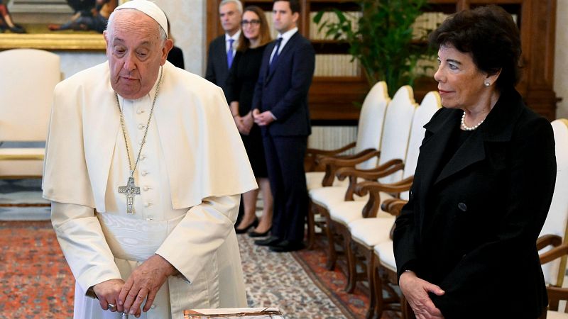 Isabel Celáa: "El papa ha sido simbólico hasta en la hora de despedirse"