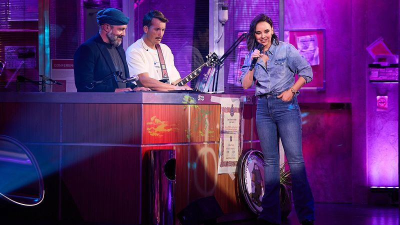 La Revuelta | Chenoa canta "Fly me to the moon"