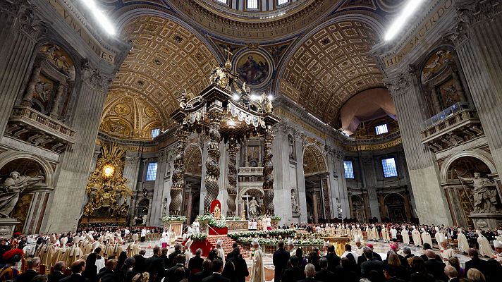 Telediario 2 - Miles de fieles rezan y despiden al papa Francisco en las iglesias de España