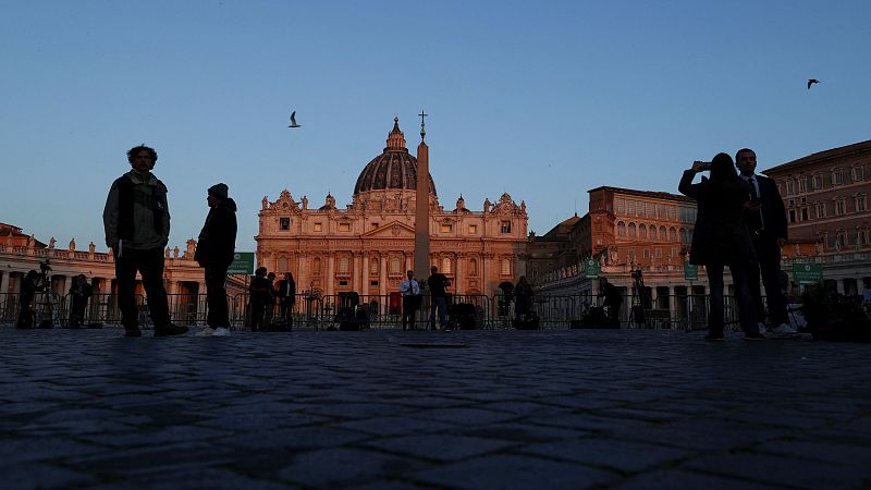Los cardenales se reúnen para poner fecha al funeral del papa Francisco