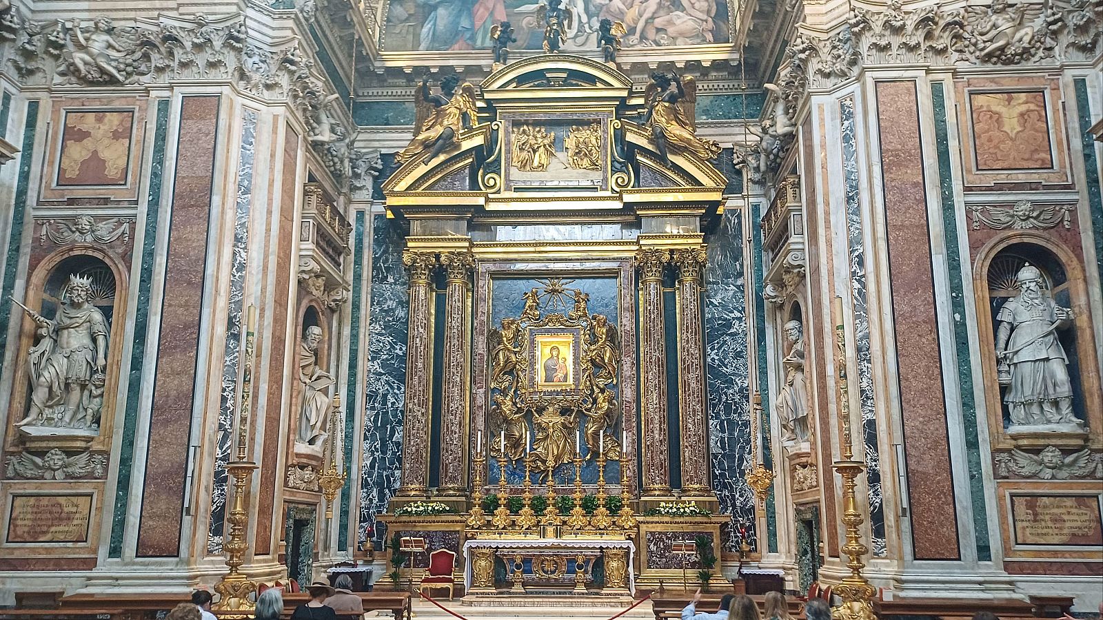 Una tumba sencilla en Santa María la Mayor - Telediario Matinal | Ver