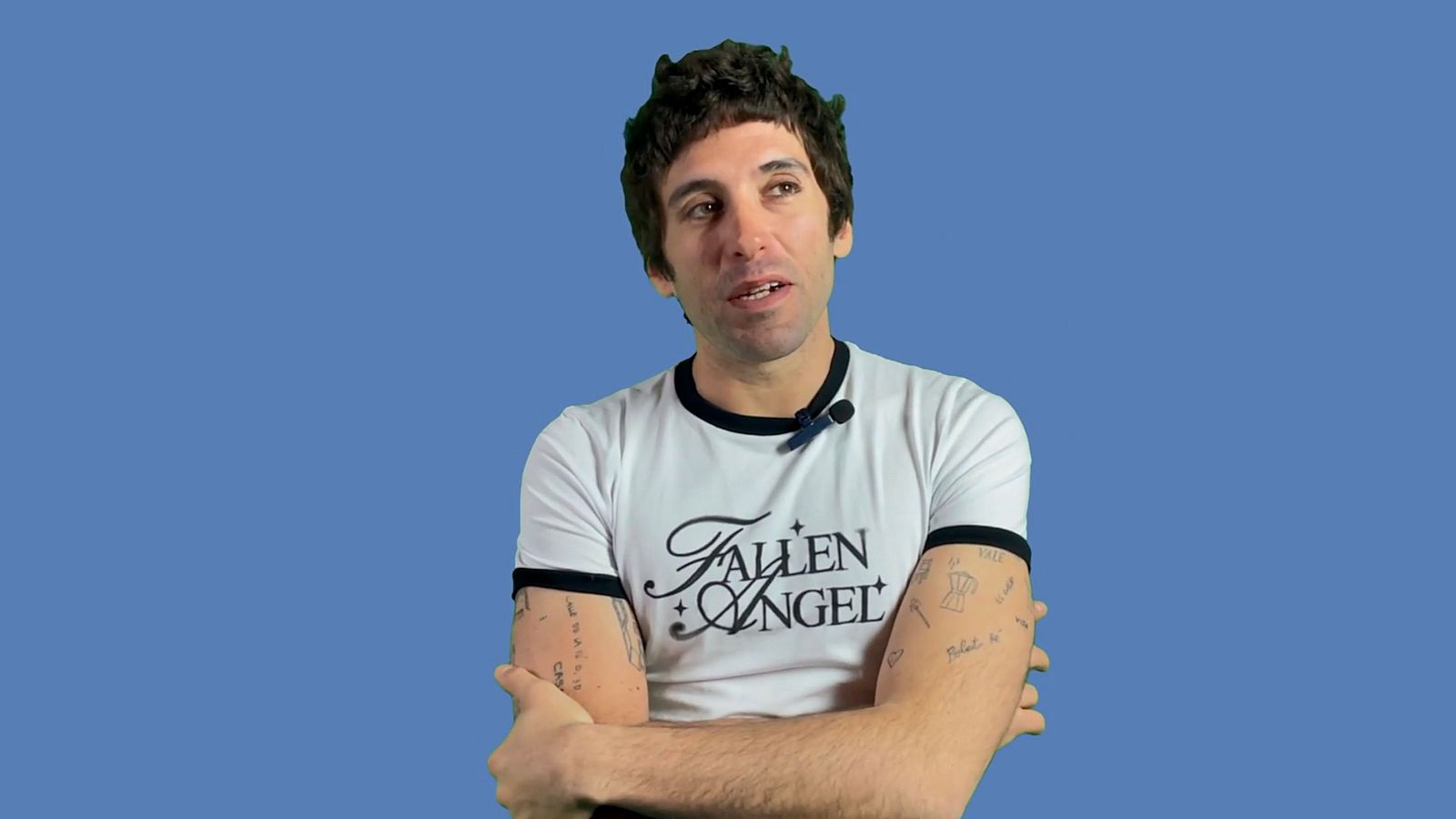 Entrevista a Maximiliano Calvo en "Talking Hits", con camiseta "Fallen Angel", sobre "Una temporada mala" (23/04/2025).