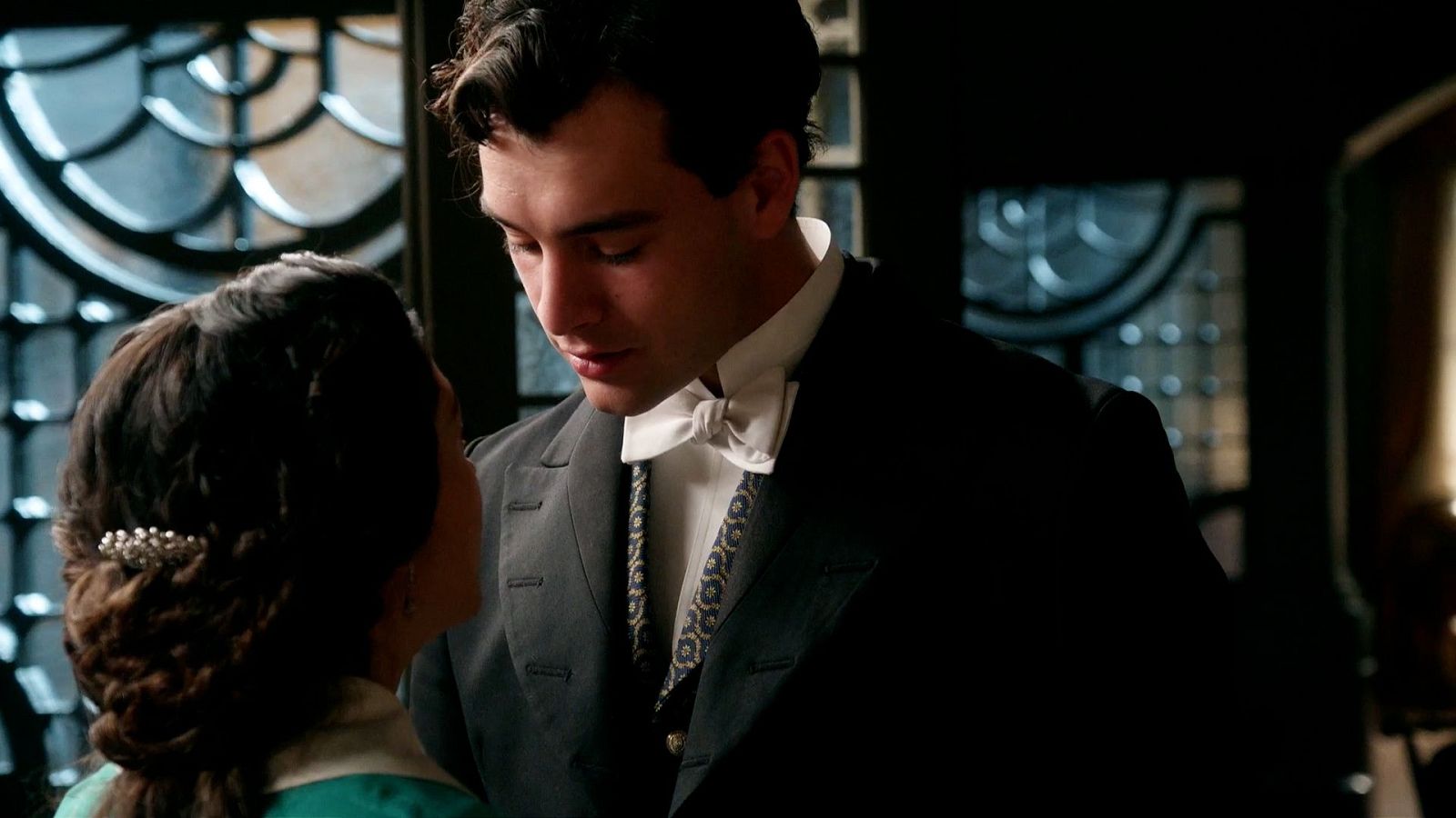 La Promesa: Curro y Ángela acercan posturas - La promesa | Ver