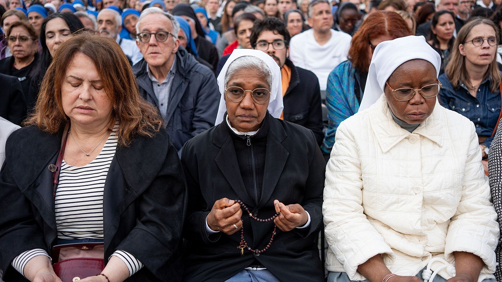 Los fieles llenan la Ciudad del Vaticano para despedirse del papa | Ver