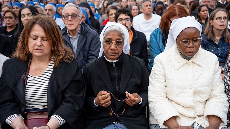 Fieles y turistas llenan la Ciudad del Vaticano para despedirse del papa