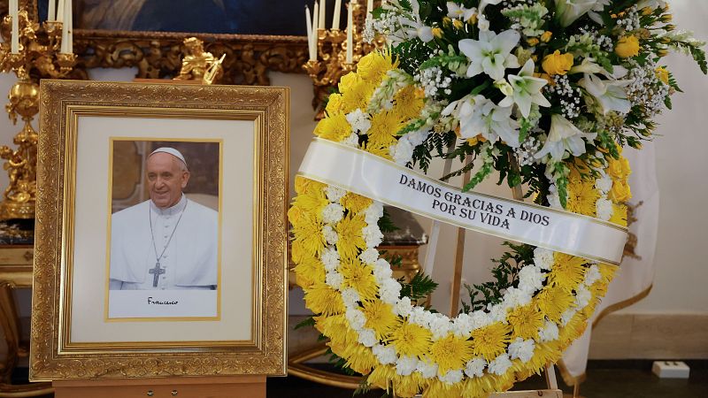 Firmas, minutos de silencio o misas: los españoles dan su último adiós al papa Francisco