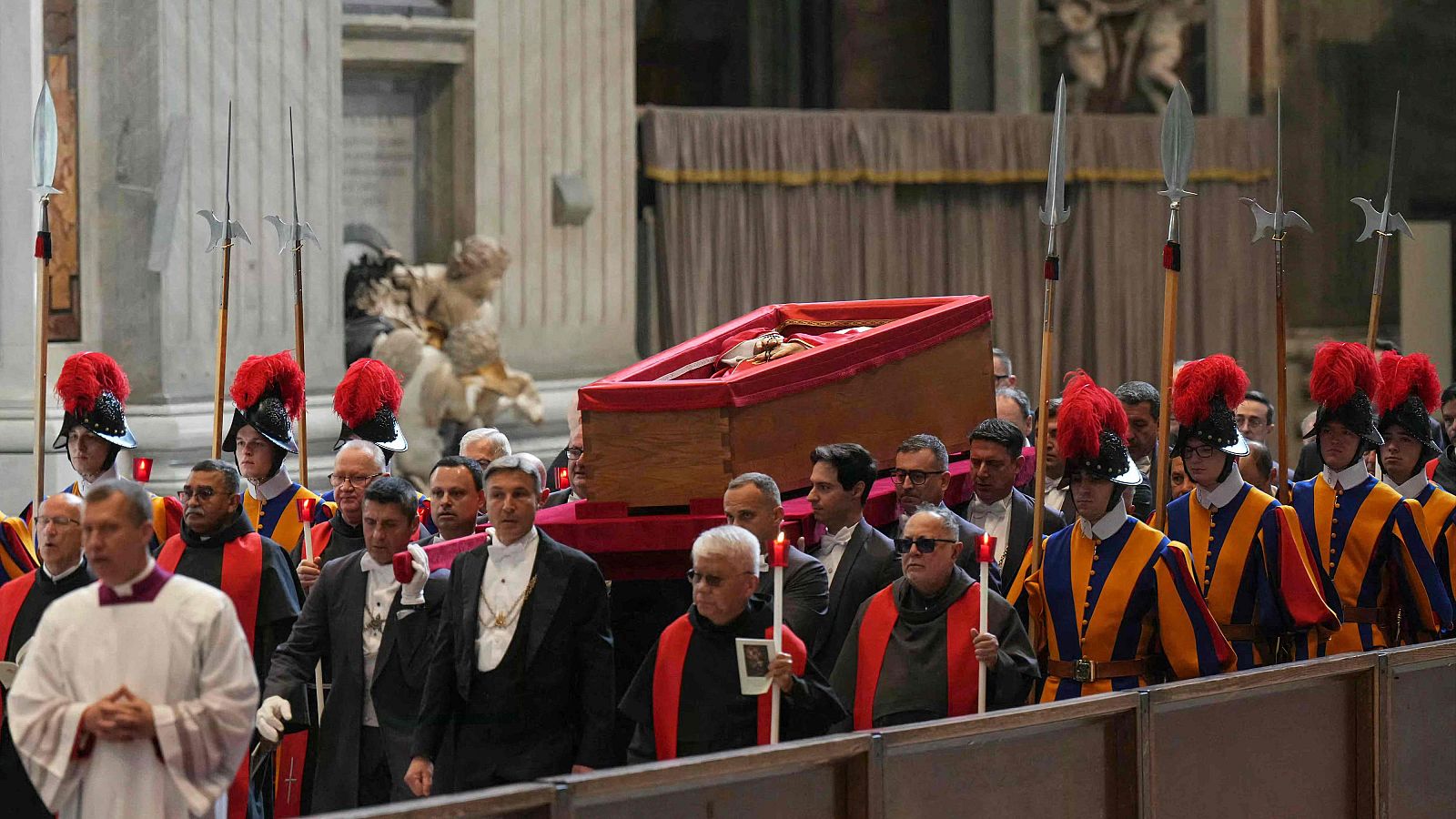 El féretro del papa es trasladado a la basílica de San Pedro para recibir el homenaje de los fieles - La hora de La 1 | Ver