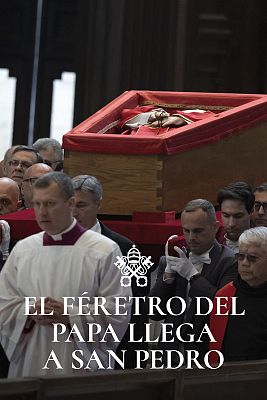 El féretro del papa Francisco es trasladado a la basílica de San Pedro para recibir el homenaje de los fieles