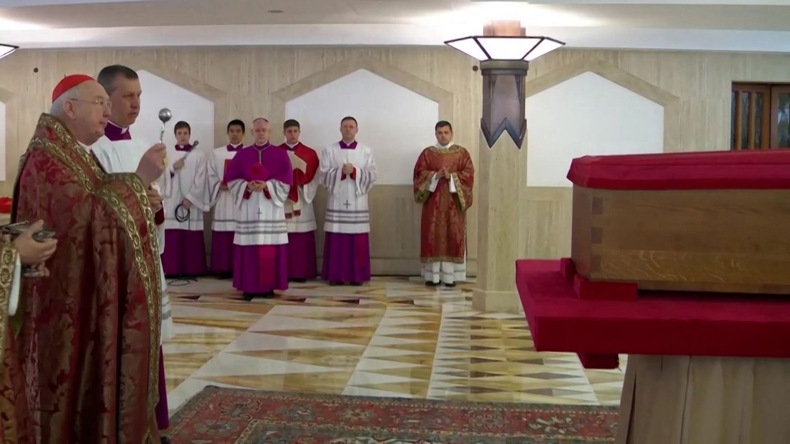 El camarlengo reza ante el féretro del papa antes del traslado - Modo Digital | Ver