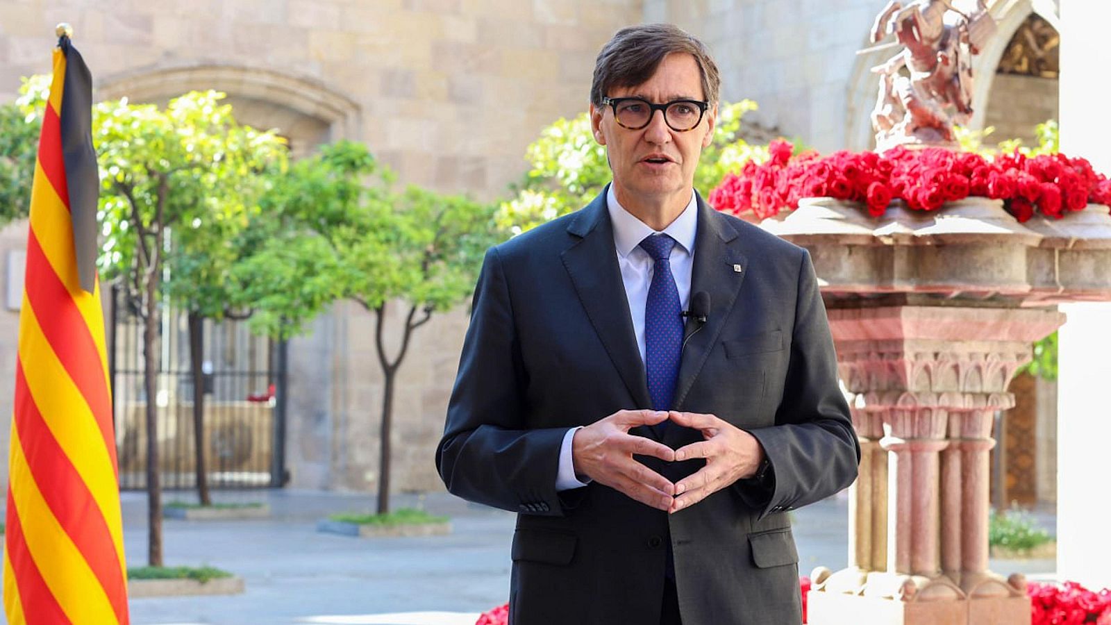 Sant Jordi polític marcat per la defensa del català - L'Informatiu | Veure