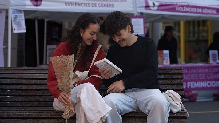 Telediario 1 - Sant Jordi vuelve a llenar las calles de Cataluña de libros y rosas