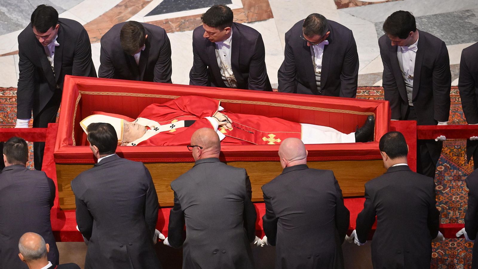 Así ha sido el traslado del féretro del papa a San Pedro - Telediario 1 | Ver