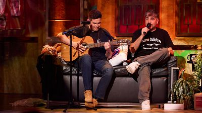 Estopa cantan "Como Camarón" y "Tu calorro"