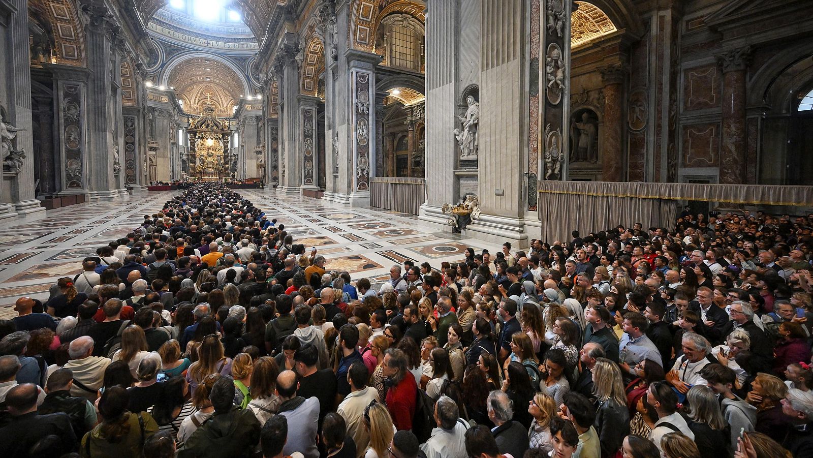 Colas de horas en la basílica de San Pedro para despedir al papa - Telediario 2 | Ver
