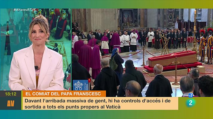 L'altaveu - Una monja se salta el protocol per acomiadar-se del papa