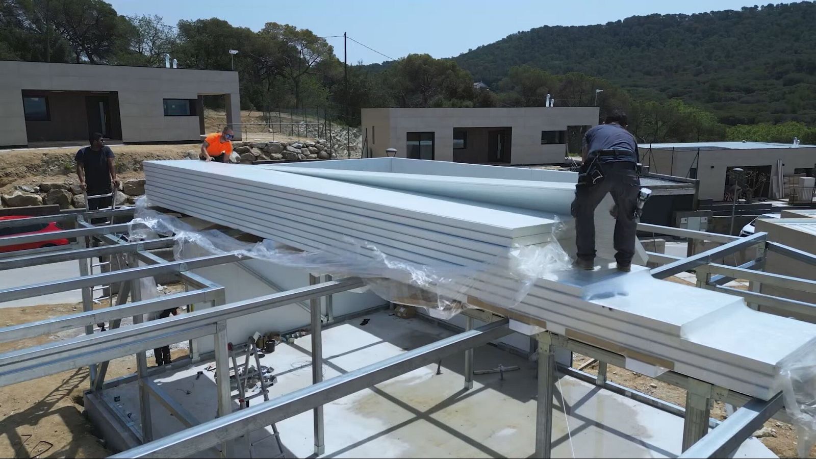 Els pisos prefabricats com a solució a la crisi de l'habitatge - L'Informatiu | Veure