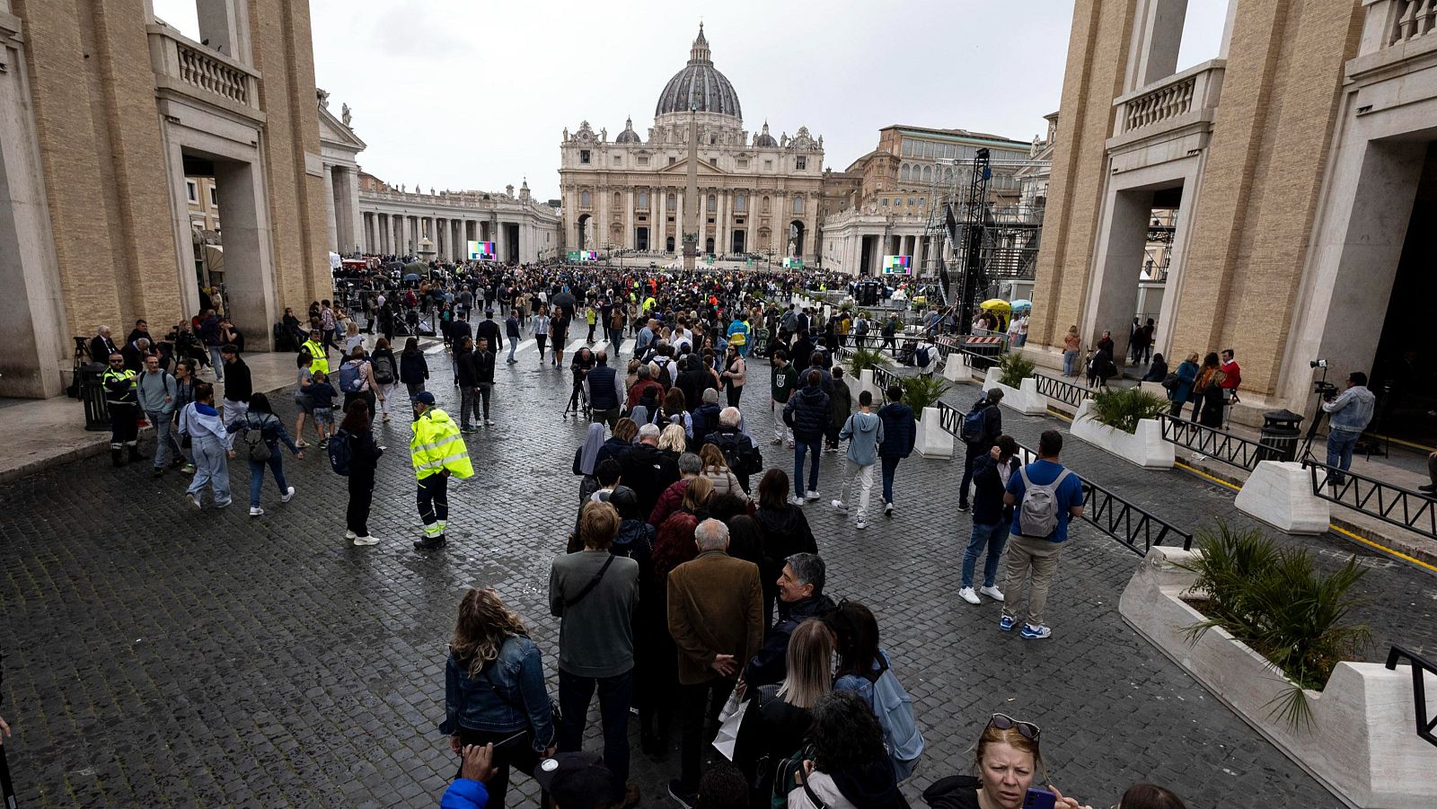 Comiat multitudinari del papa Francesc al Vaticà - L'Informatiu | Veure