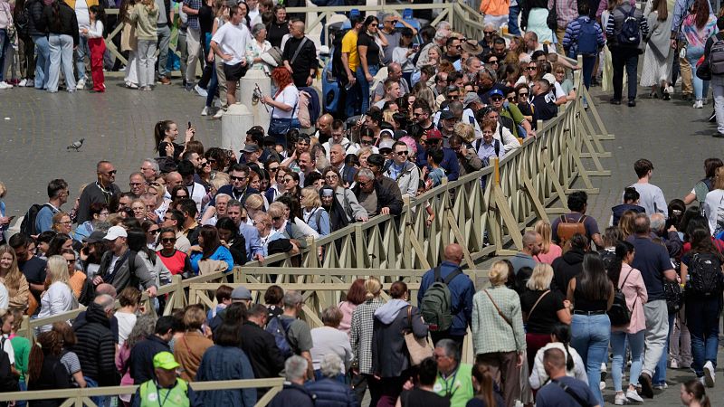 Continúan las visitas de miles de fieles a la basílica de San Pedro para despedir al papa Francisco
