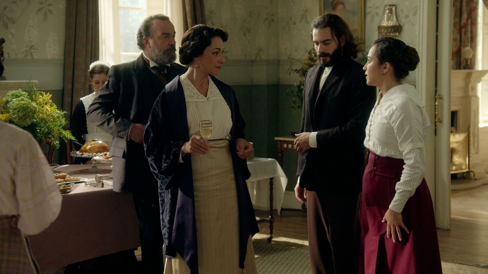 La Promesa - Catalina anuncia a toda la familia la paternidad de Adriano - La promesa | Ver