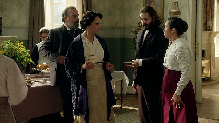 La promesa - Catalina anuncia a toda la familia la paternidad de Adriano