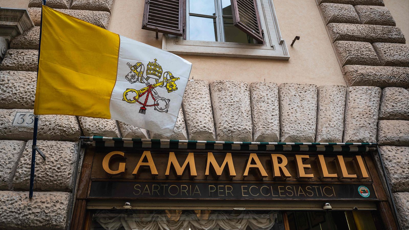 Gammarelli: la sastrería de Roma que confecciona trajes para los papas - Telediario 1 | Ver