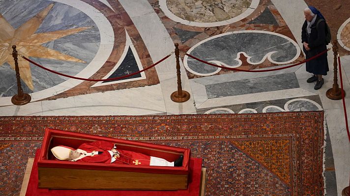 Genevieve Jeanningros llora ante el féretro del papa Francisco