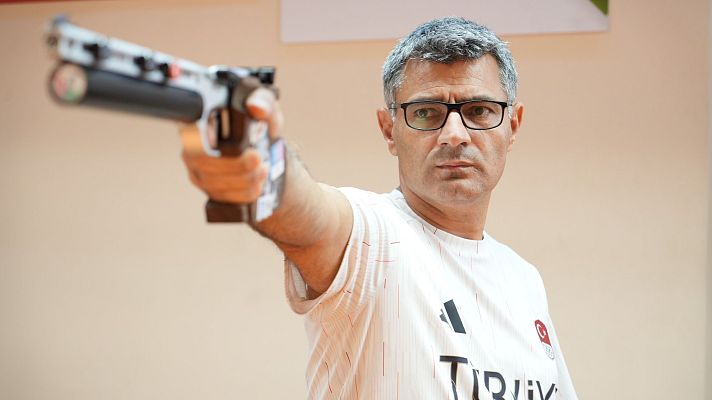 Conexión olímpica - Desde París con likes: Yusuf Dikec, el tirador tranquilo (y viral)