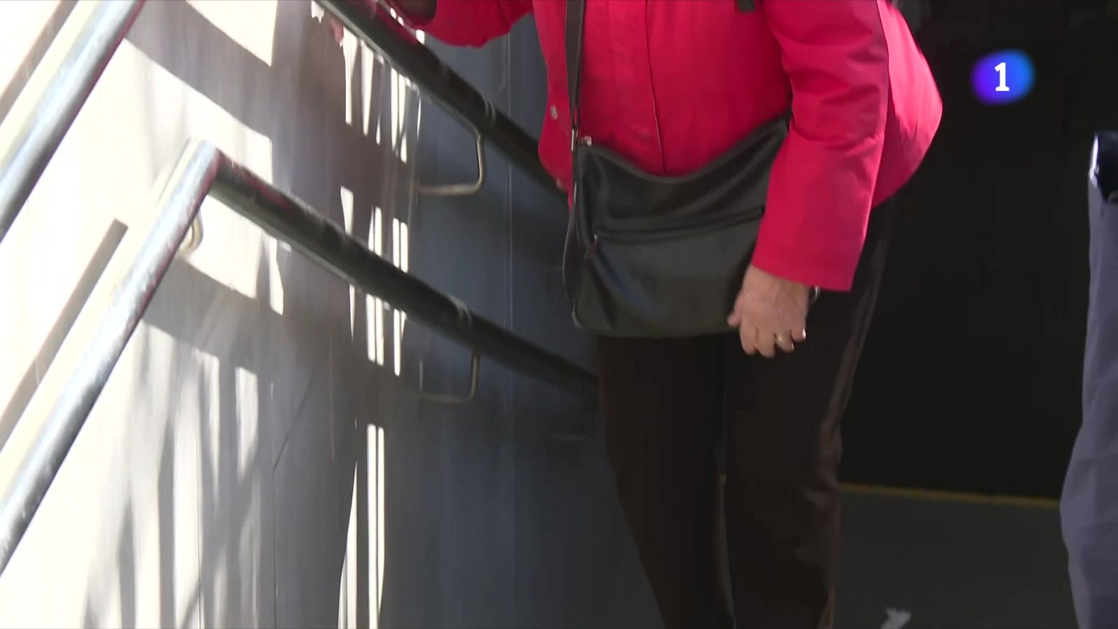 Usuaris de Rodalies denuncien problemes d'accessibilitat a les estacions - L'Informatiu | Veure