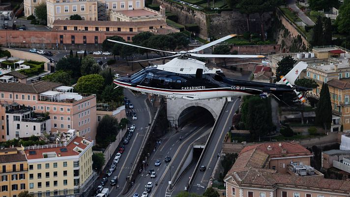 Helicóptero de los Carabinieri sobrevolando Roma.  Vista aérea mostrando calles, edificios y vehículos.  Posible operativo de seguridad.
