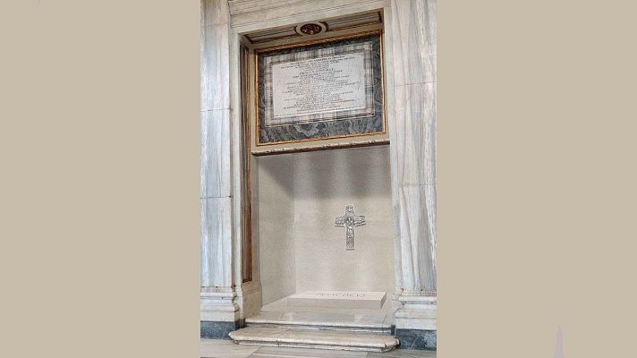 Nicho de mármol para la tumba del Papa Francisco con cruz y placa inscrita.