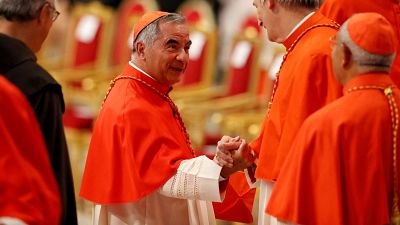 El cardenal Becciu, apartado por Francisco, insiste en que tiene derecho de asistir al c�nclave